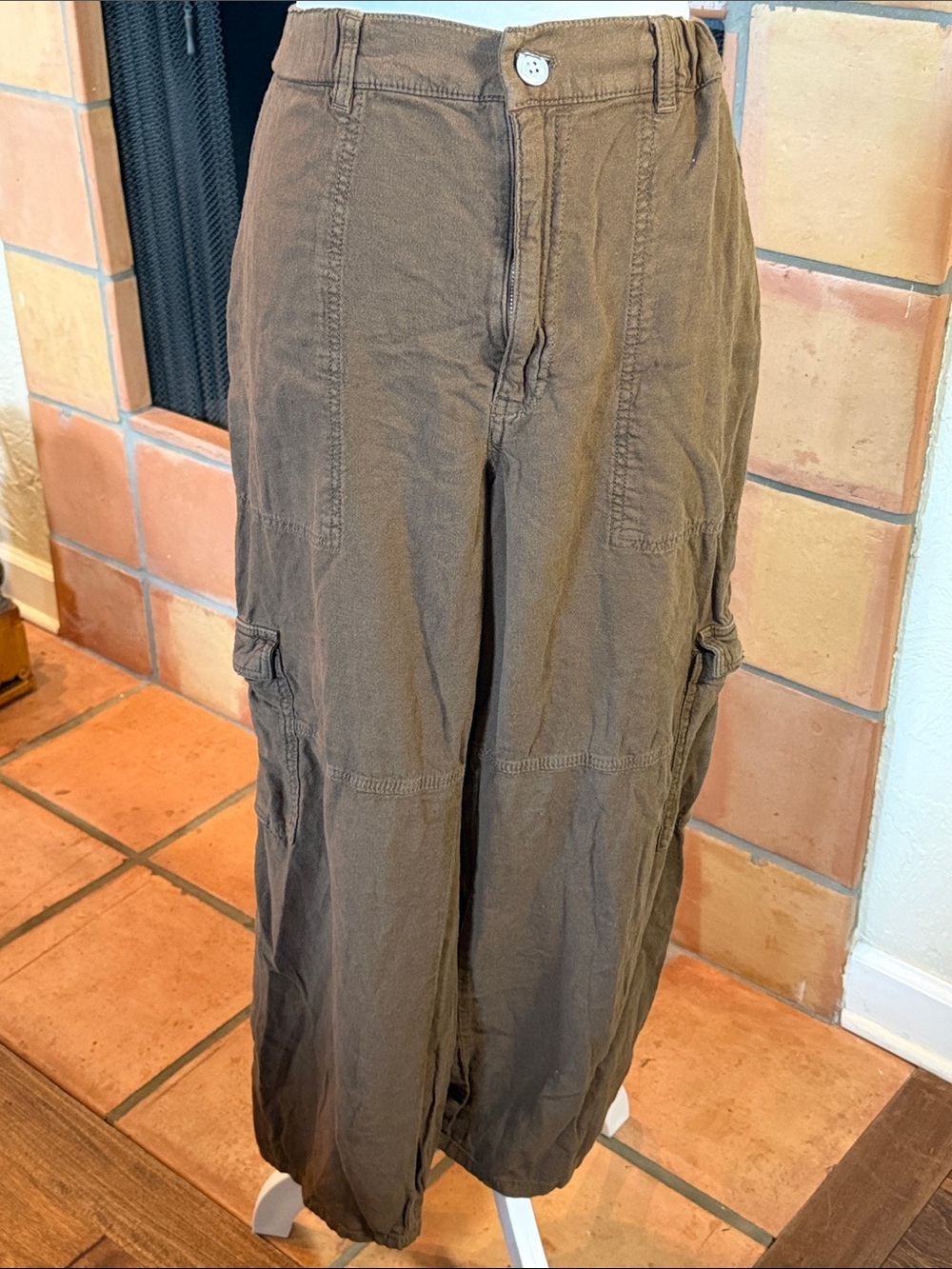 Pilcro Brown and Cream Wide-Leg Linen Cargo Pants, both size L
